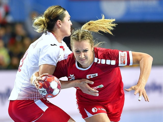 Zwei Handballspielerinnen im Spiel.