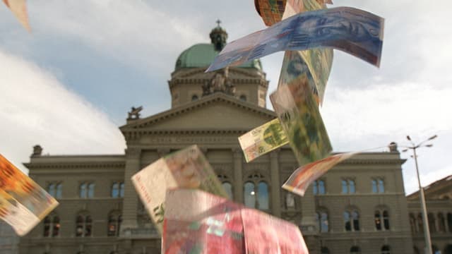 Geldscheine fallen vor Bundeshaus vom Himmel