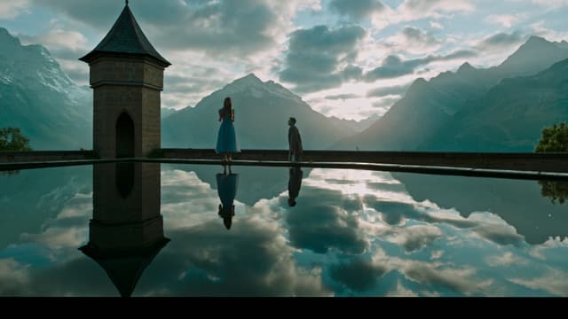 Charaktere Lockhart und Hannah stehen vor einer wunderschönen Bergkulisse.