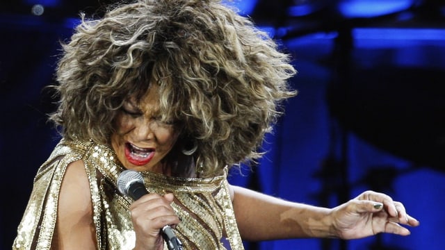 Tina Turner singt während einem Auftritt.