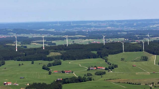 Hügelkette mit Windrädern