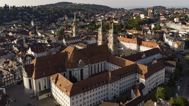 Blick auf die Kirche und die Stadt im Hintergrund.