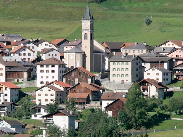 Aufnahme des Dorfes Riom mit der Kirche im Zentrum