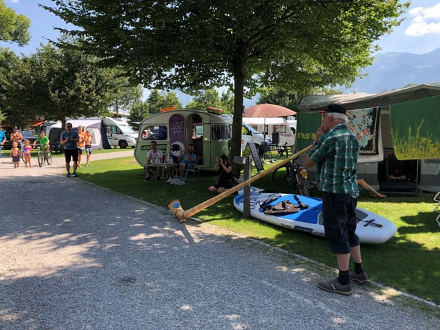 Sogar ein Alphorn-Ständli erwartet unsere Crew in Sarnen. 