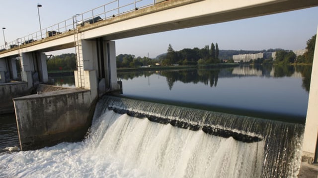 Ökostrom wird im Kanton Zürich zum Standard. Im Bild das Wehr des Wasserkraftwerks Dietikon. 