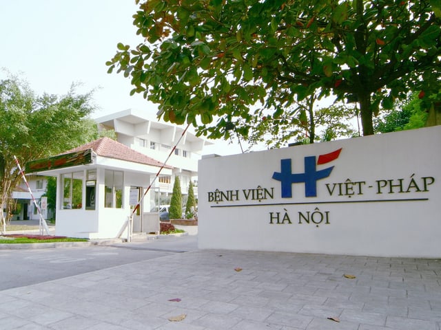 Eingang des Hôpital Français de Hanoï