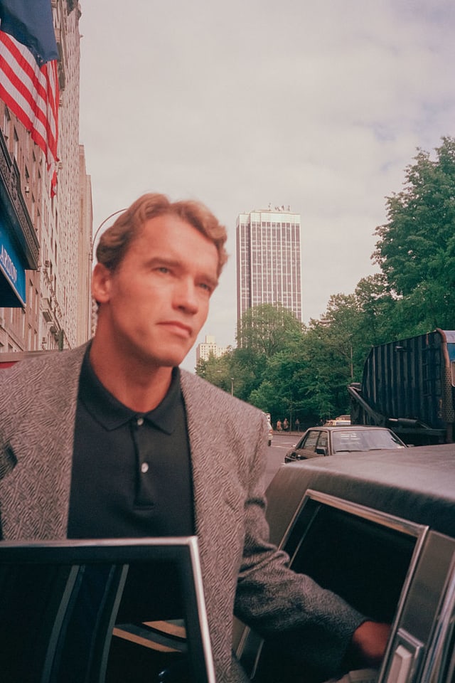 Arnold verlässt Bürogebäude an der Wallstreet