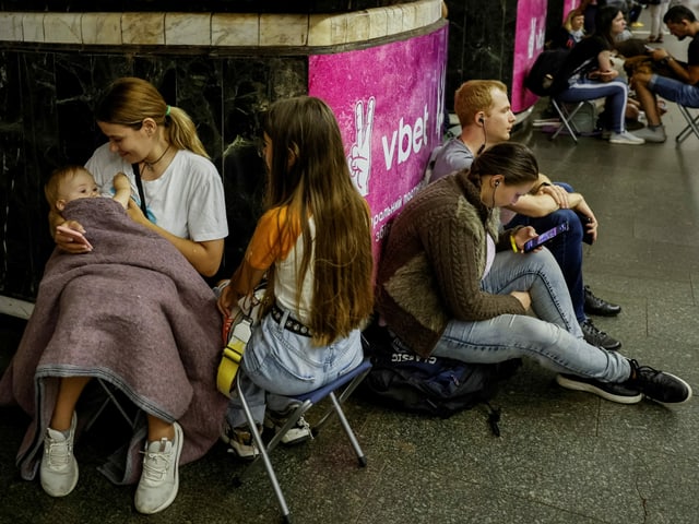 Menschen in Kiew suchen Schutz in einer U-Bahn-Station während eines Luftangriffsalarms. 