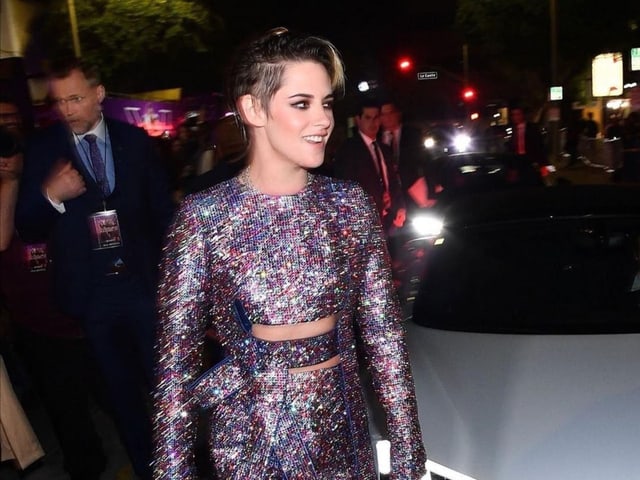 Schauspielerin Kristen Stewart im Kleid.