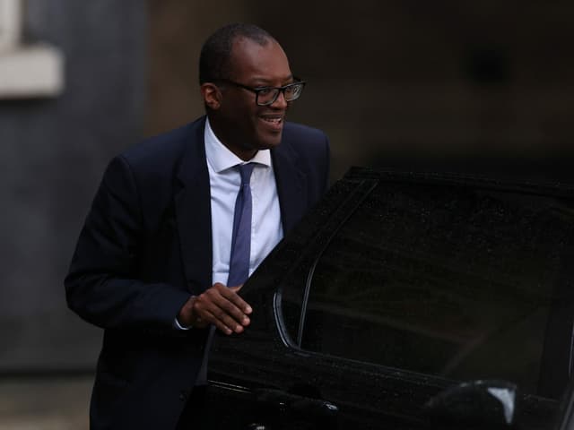 Kwasi Kwarteng steigt in ein Auto.