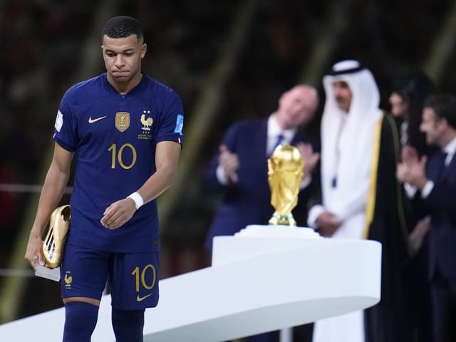 Kylian Mbappes läuft am Pokal vorbei.