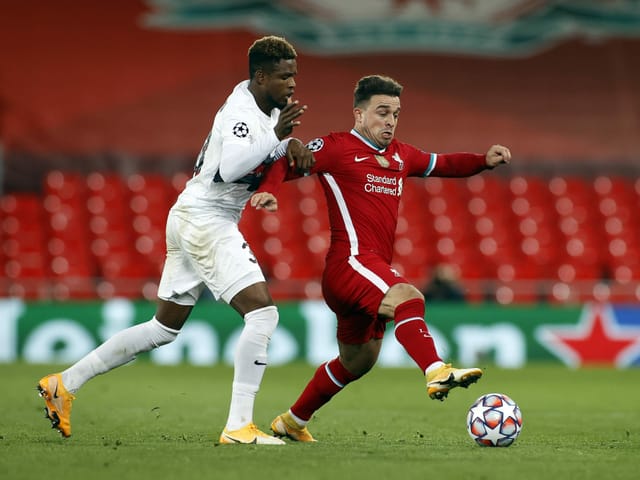 Xherdan Shaqiri (r.) Dueling Frank Onyeka.