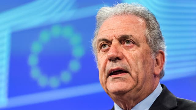 Ein Foto von EU-Kommissar Dimitris Avramopoulos vor der EU-Flagge.  