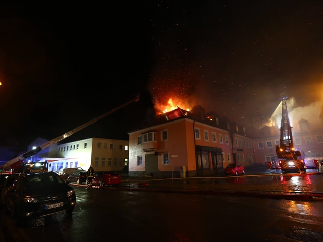 Die Feuerwehr löscht die brennende Flüchtlingsunterkunft in Bautzen.