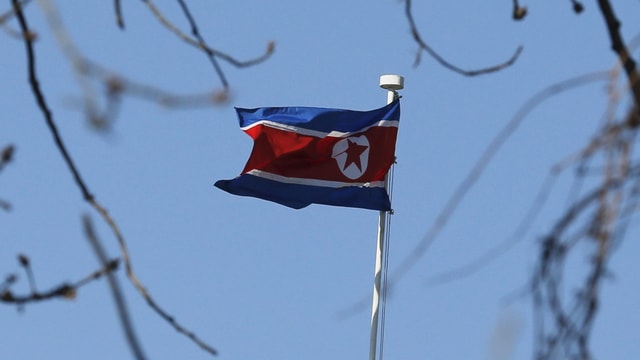 Fahne Nordkoreas im Wind.