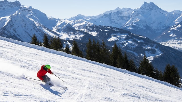 Ein Mann fährt Ski. 