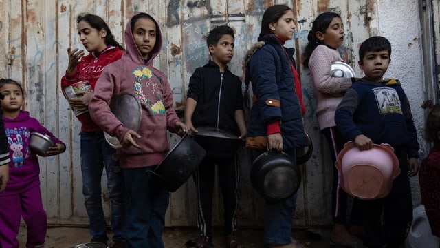 Kinder im Gazastreifen stehen Schlange für Wasser.