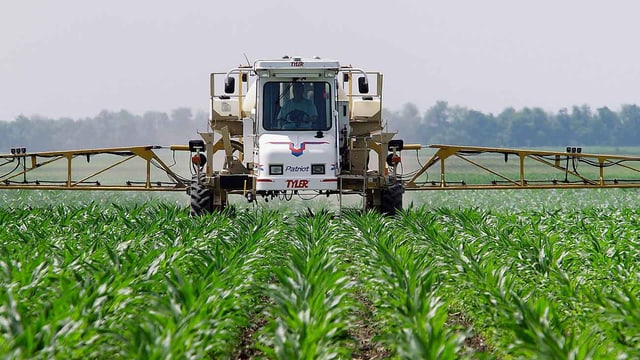 Traktor versprüht Unkrautvernichter