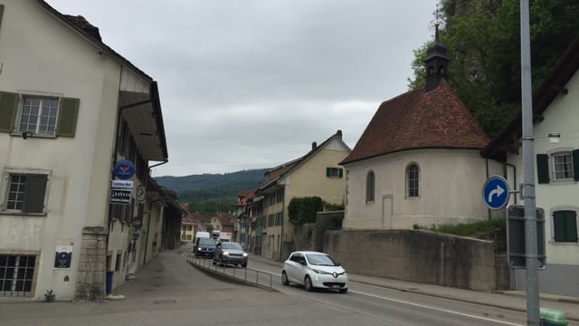 Strasse führt durch ein Dorf