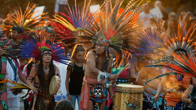 Indianer in traditioneller Kleidung.