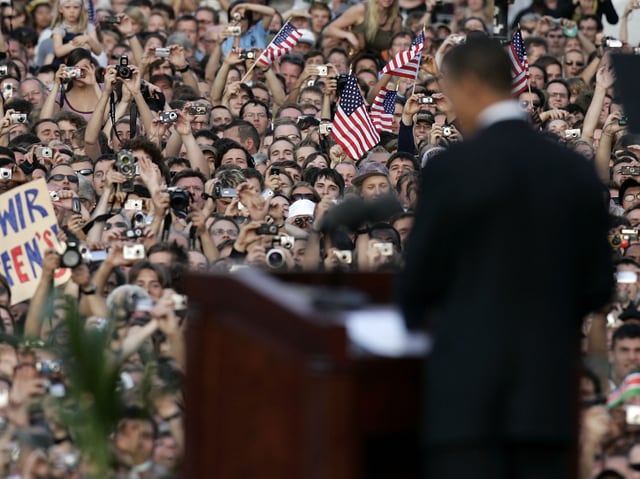 Obama spricht 2008 vor der Siegessäule in Berlin.