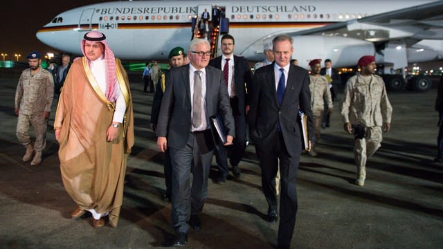 Der deutsche Aussenminister Frank-Walter Steinmeier auf dem Flughafen von Riad, begleitet vom deutschen Botschafter in Saudi-Arabien.