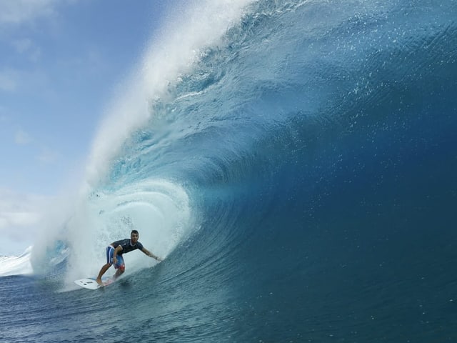 Surfer auf grosser blauer Welle