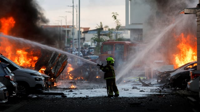 Feuerwehrleute arbeiten daran, Feuer zu löschen.