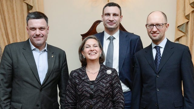 US-Chefdiplomatin Nuland posiert mit den Exponenten der ukrainischen Opposition.