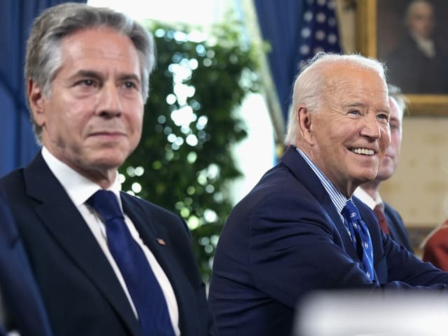 Blinken und Biden sitzen bei einem Meeting.