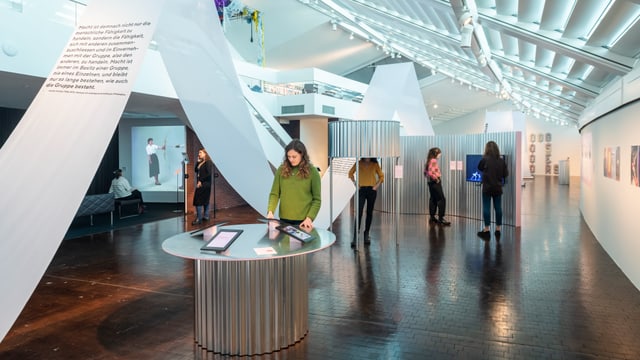 Mehrere Frauen in einem modernen Ausstellungsraum.