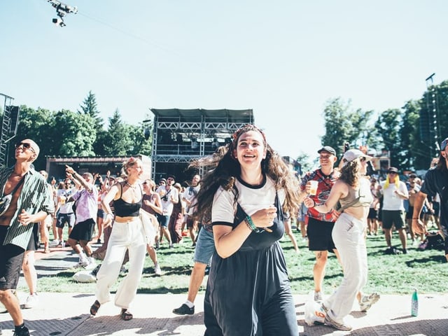 Festivalbesucherinnen auf dem Gurten