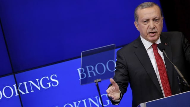 Recep Tayyip Erdogan an einem Rednerpult