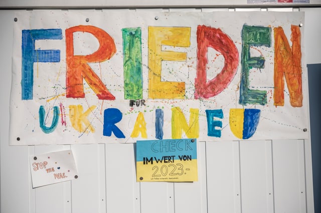 Transparent gemalt von Kindern mit Aufschrift: Frieden Ukraine