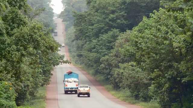 Fahrzeuge auf afrikanischer Strasse