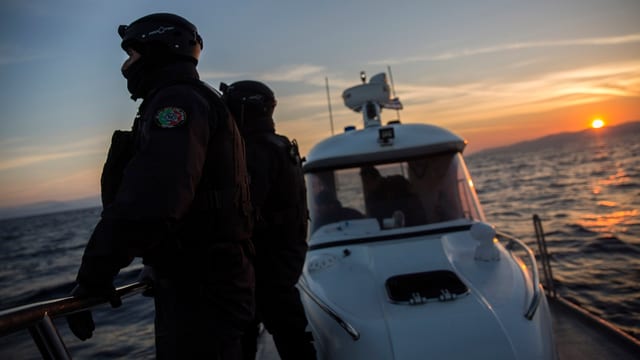 Frontex-Mitglieder auf einem Patrouillen-Boot vor der griechischen Küste. 