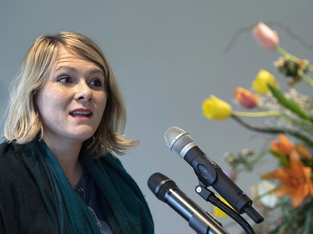 Kathrin Bertschy spricht in ein Mikrofon