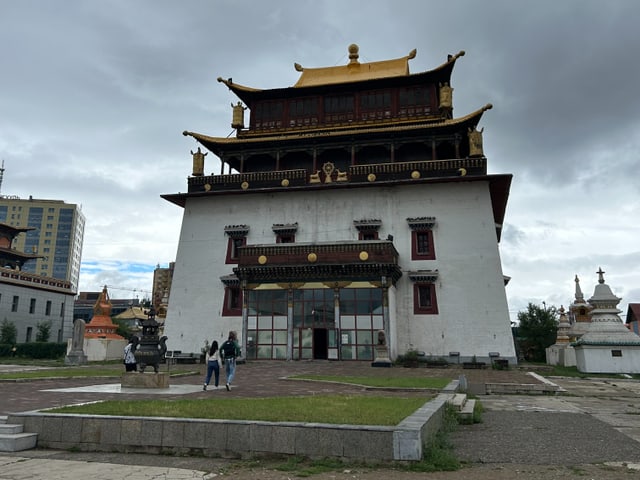 Das Gandan-Kloster, etwa sechs stockwerke hoch.. das Dach ist reichlich buddhistisch verziert.