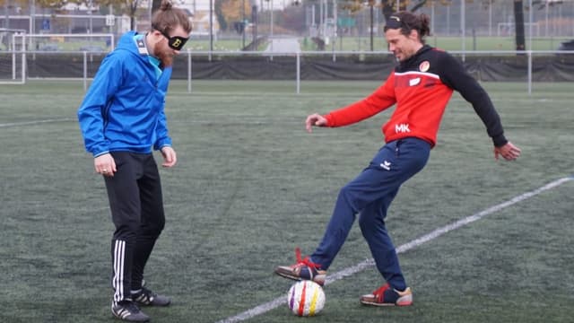 Fussballspieler mit Brillen, die eine Sehbehinderung Simulieren.