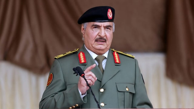 Haftar an Rednerpult in Uniform mit Beret.