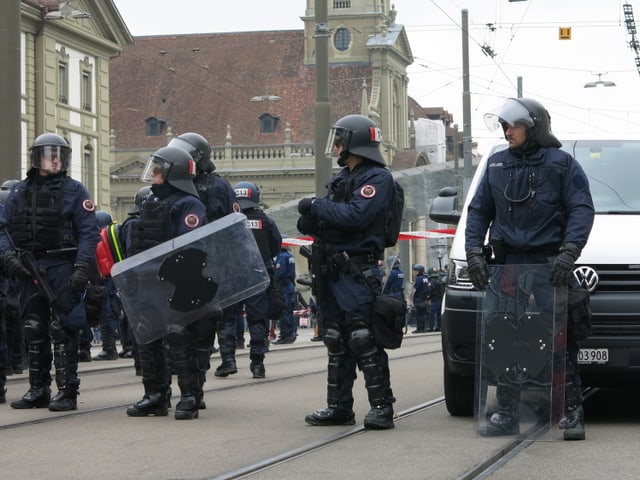 Polizisten in Vollmontur.