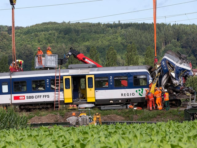 Arbeiten nach einer Kollision in Granges-pres-Marnand (VD). (keystone)