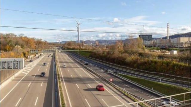 Windrad neben Autobahn