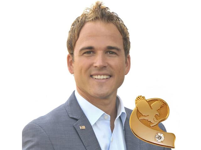 Ein junger Mann mit einem goldenen Pin.