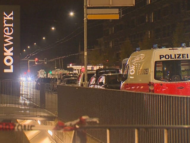 Ein Fahrzeug der Polizei steht vor dem Einkaufszentrum.