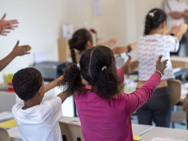 Die Kinder und Jugendlichen werden nach Alter in Gruppen aufgeteilt. Jeweils zwei Lehrpersonen unterrichten sie gemeinsam.  