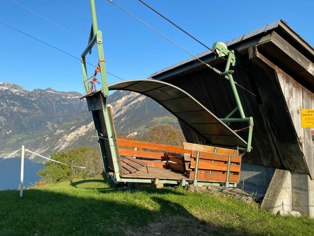 Die Seilbahn, die die Geschwister nach Hause fährt.