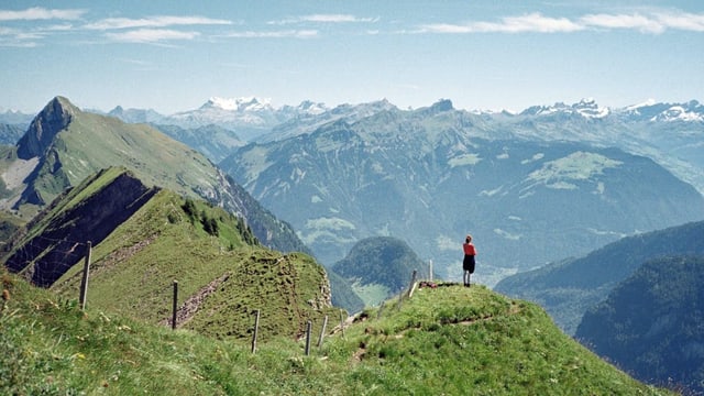 Frau in sonniger Berglandschaft