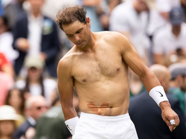 Rafael Nadal spielt in Wimbledon mit einem gerissenen Bauchmuskel.