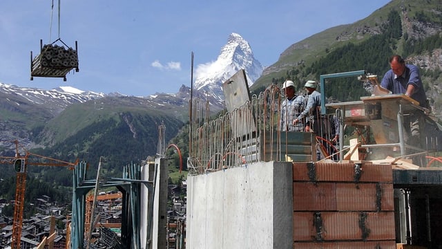 Blick über eine Bausstelle auf das Matterhorn.